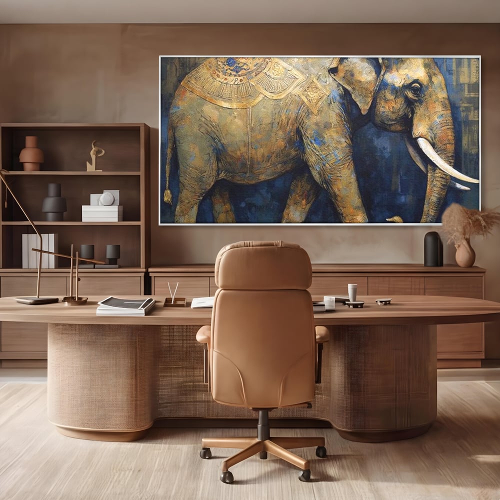 Tablou canvas cu tablou canvas cu pictura de elefant auriu, in rama de aluminiu argintiu, pe perete intr-un birou